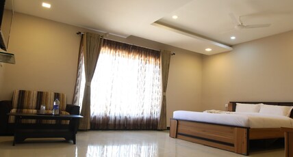 HOTEL GOLDEN GATEWAY Room Type - Executive Room Ac
