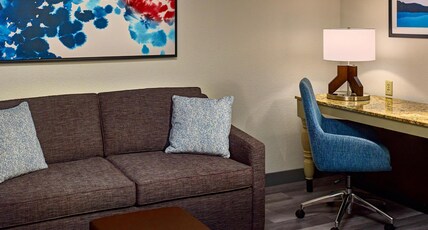 HILTON GARDEN INN PIGEON FORGE Room Type - 2 QUEEN BEDS JUNIOR SUITE