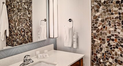 HILTON GARDEN INN PIGEON FORGE Room Type - 1 KING HEARING ACCESSIBLE