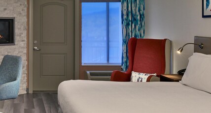 HILTON GARDEN INN PIGEON FORGE Room Type - 1KNG DLX FIREPLACE BALCONY