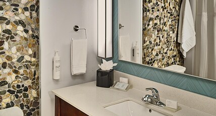 HILTON GARDEN INN PIGEON FORGE Room Type - 2 QN HEARING ACCESSIBLE