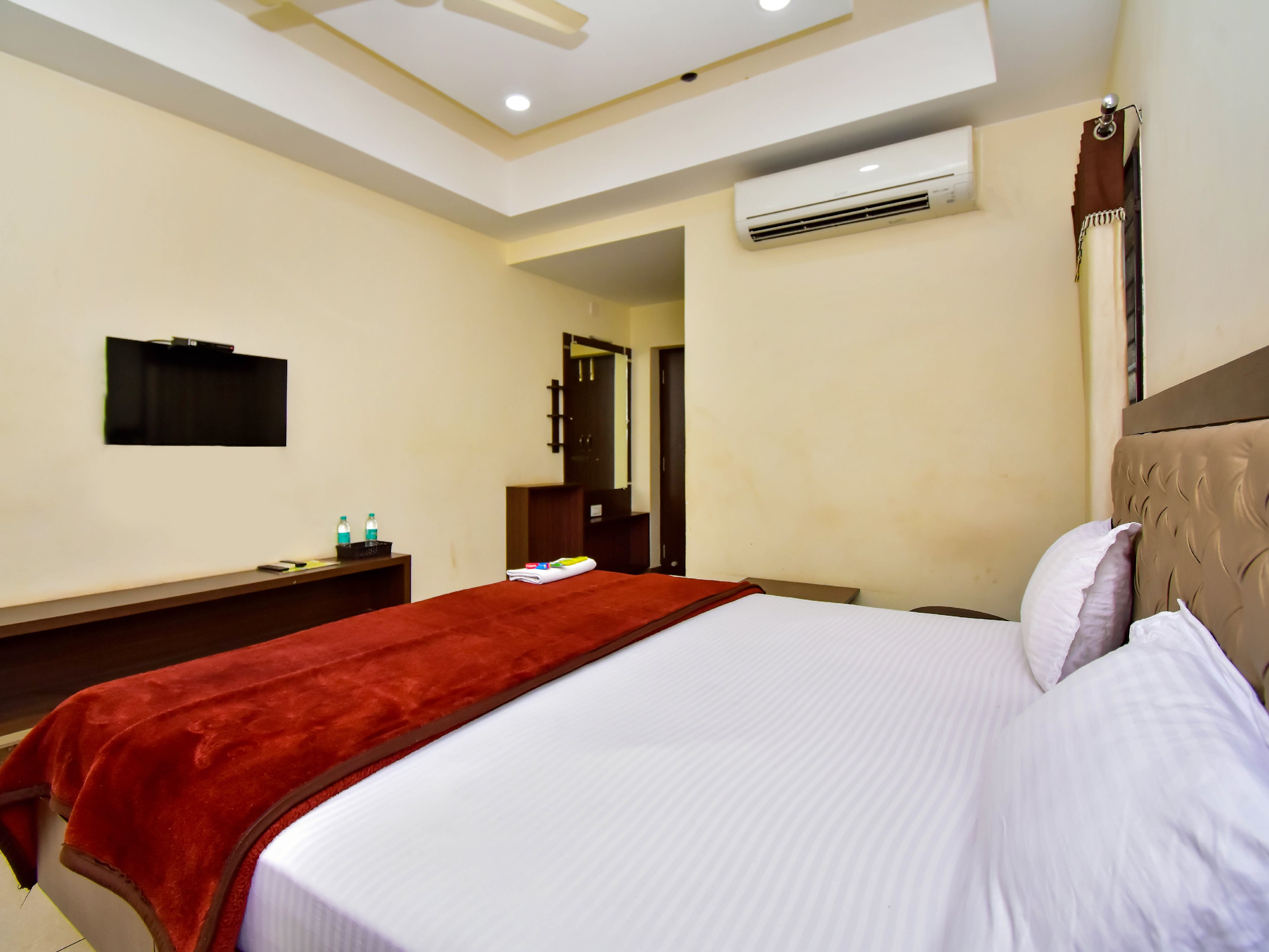 NEW RAADHEY GUEST INN - Near Apollo hospital & highway Room Type - Deluxe AC Room