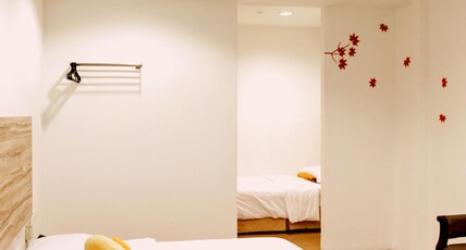 Victoria Hotel, a NuVe Group Collection Room Type - Family room with Bathtub