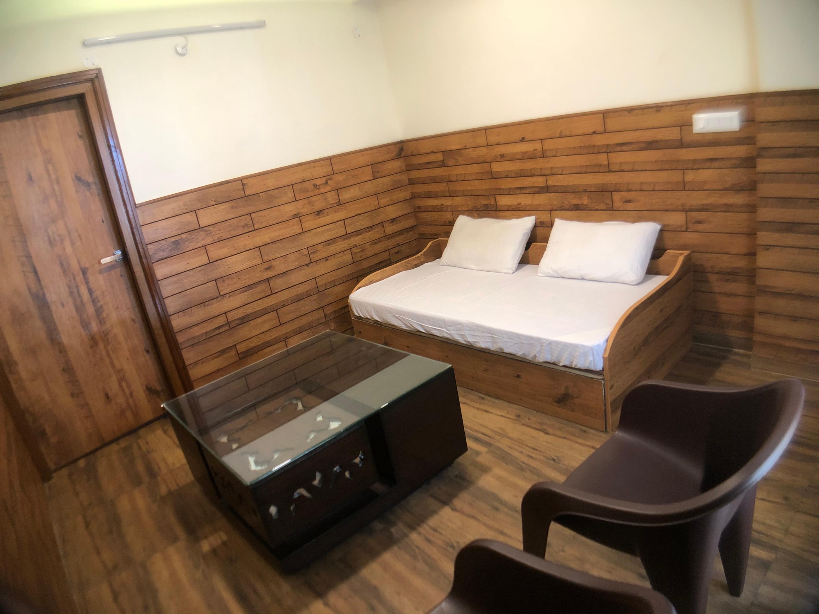 Backwoods B&B Mall Road Shimla - Tap to explore photos