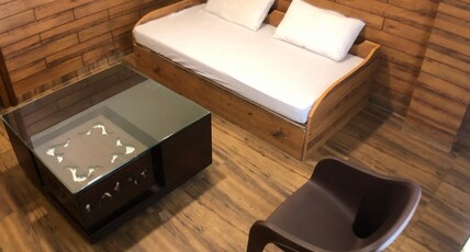 Backwoods B&B Mall Road Shimla Room Type - Wooden Furnished With Living Room and Balcony