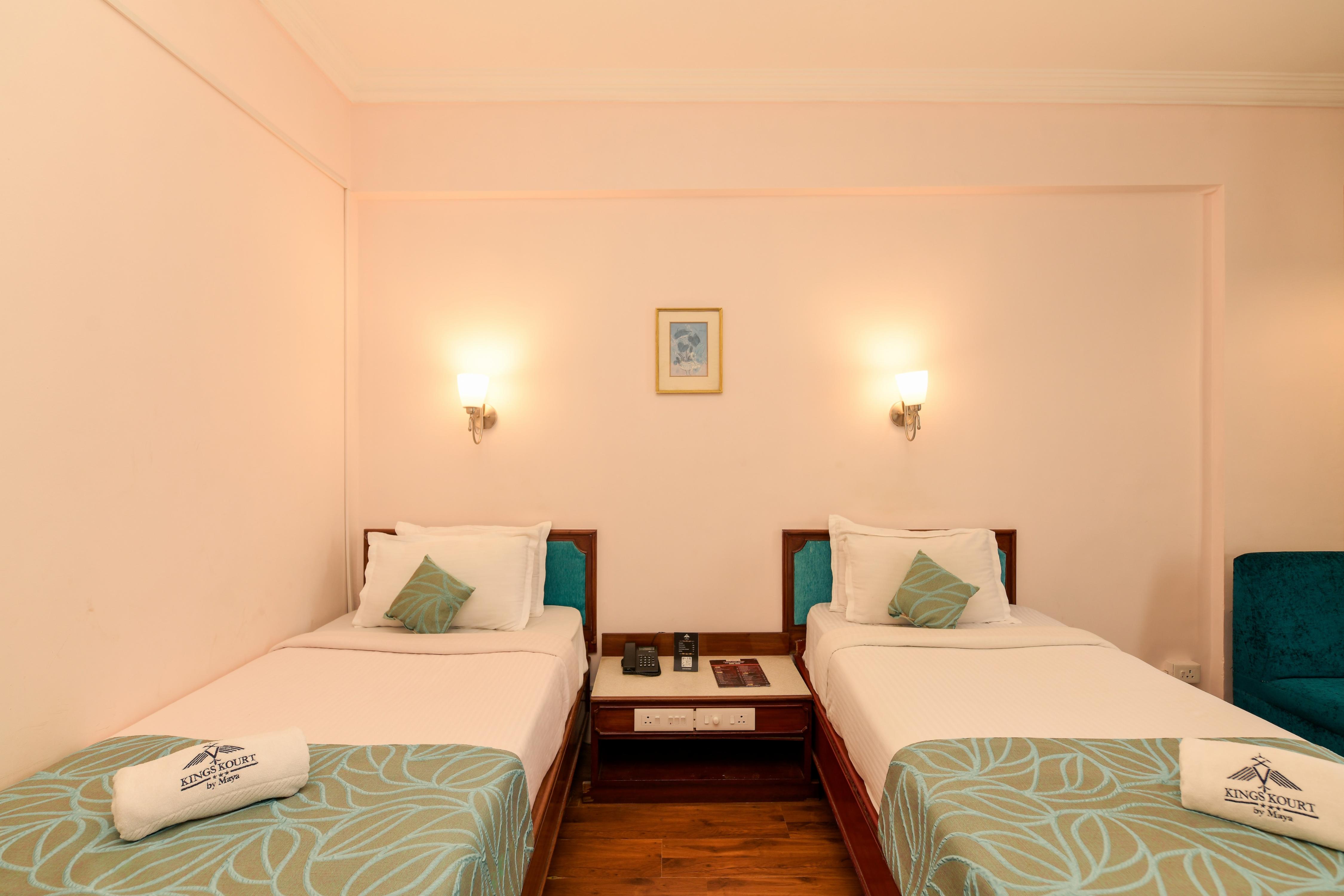 Maya's Kings Kourt - Tap to explore photos