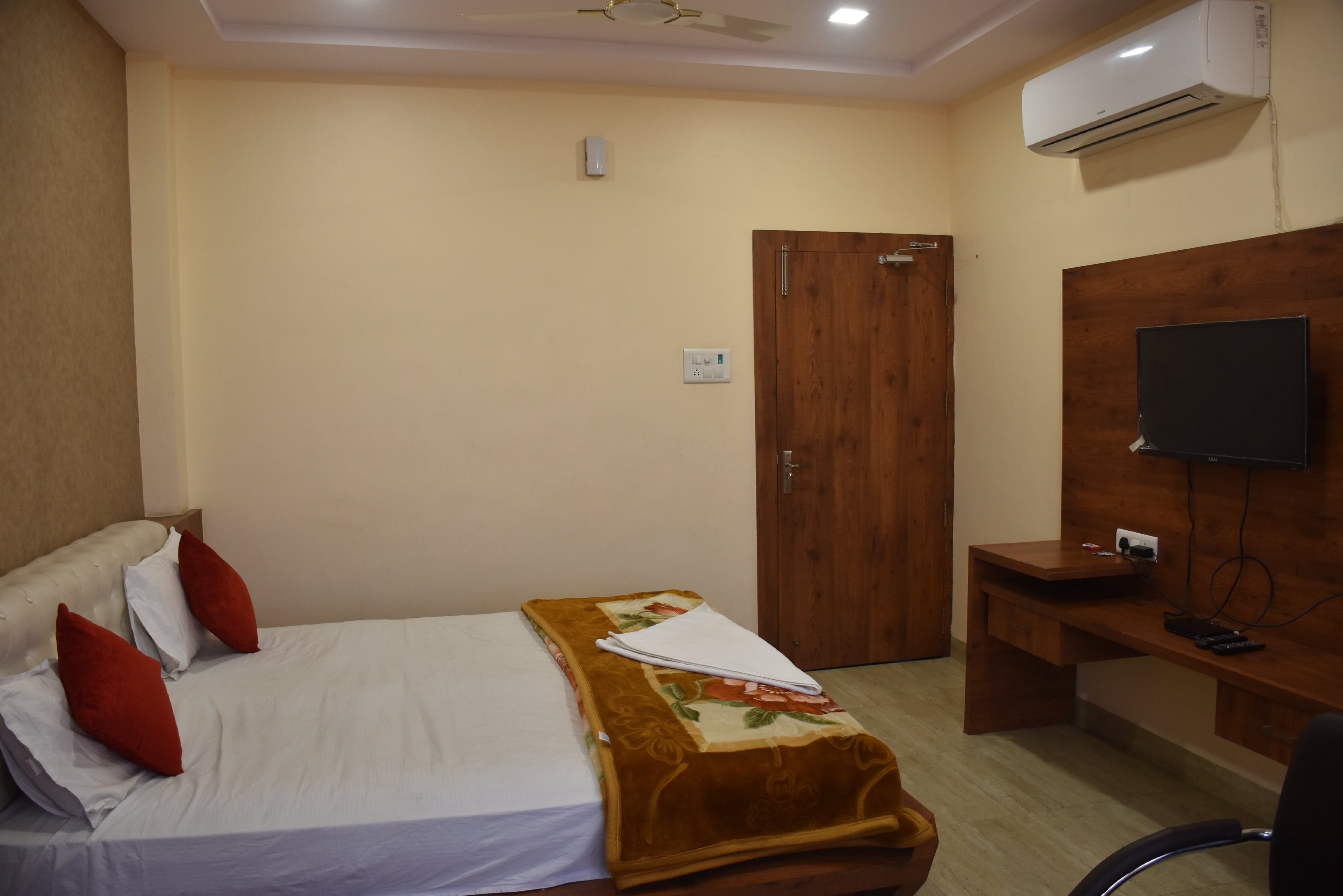 Hotel Swarat Inn - Tap to explore photos