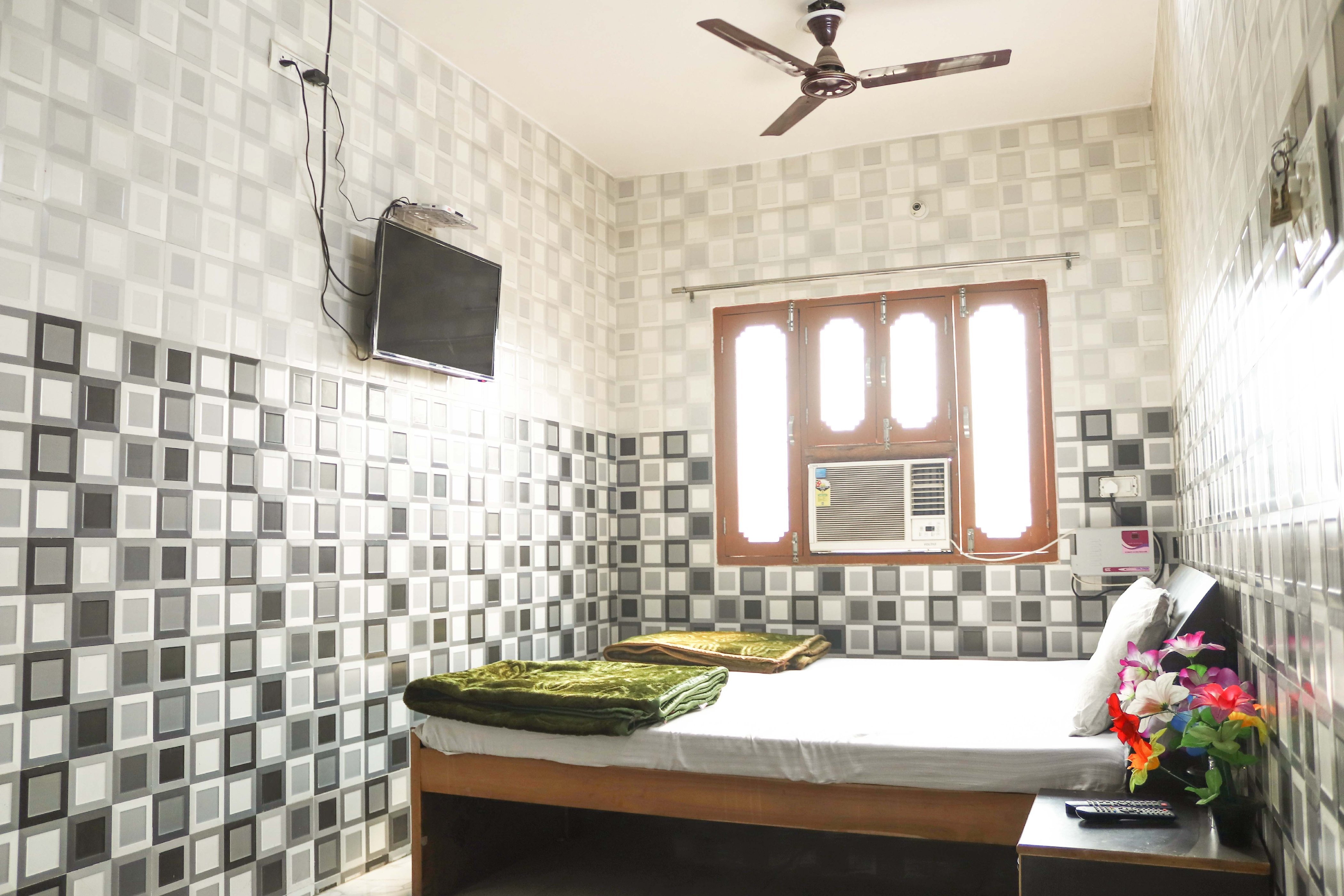 HARI MOHAN - Tap to explore photos