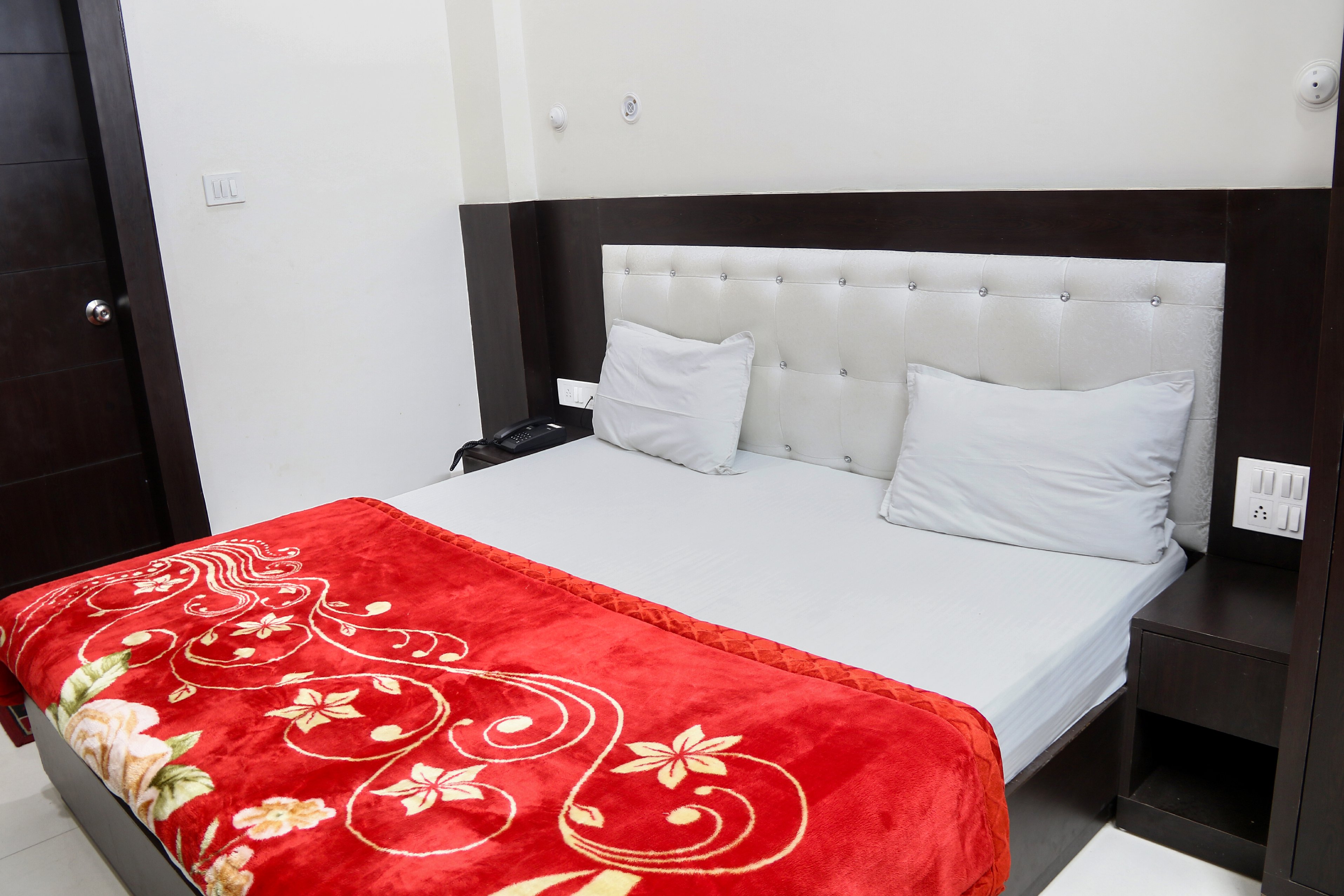 Hotel Mahabir Inn Room Type - Deluxe room