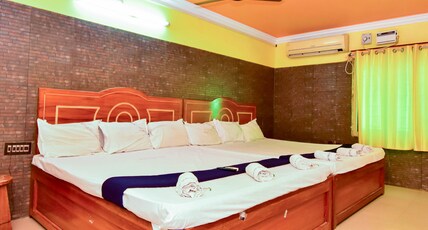 Sri palani andavar lodge Room Type - Six Bed AC