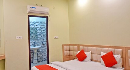 Hotel Maharaja Palace - 10 MTR from Railway station Room Type - Deluxe