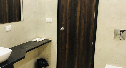 HOTEL ROYAL PALACE, HAPUR Room Type - Maharaja Suite