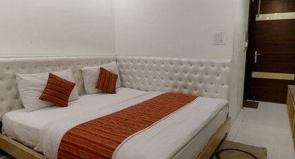 Hotel Star Shine Room Type - Deluxe Double Room with AC
