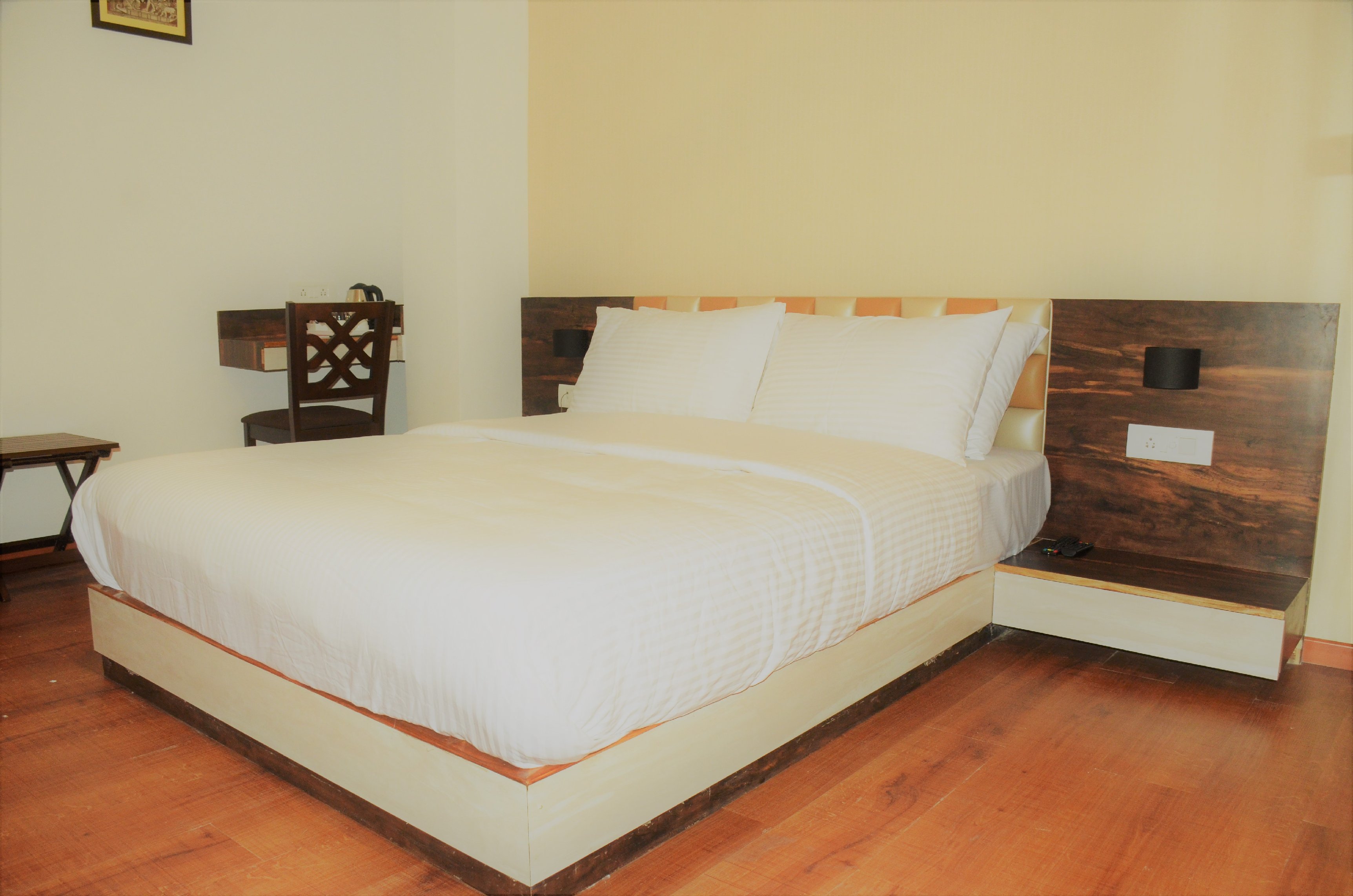 Aura - Tap to explore photos