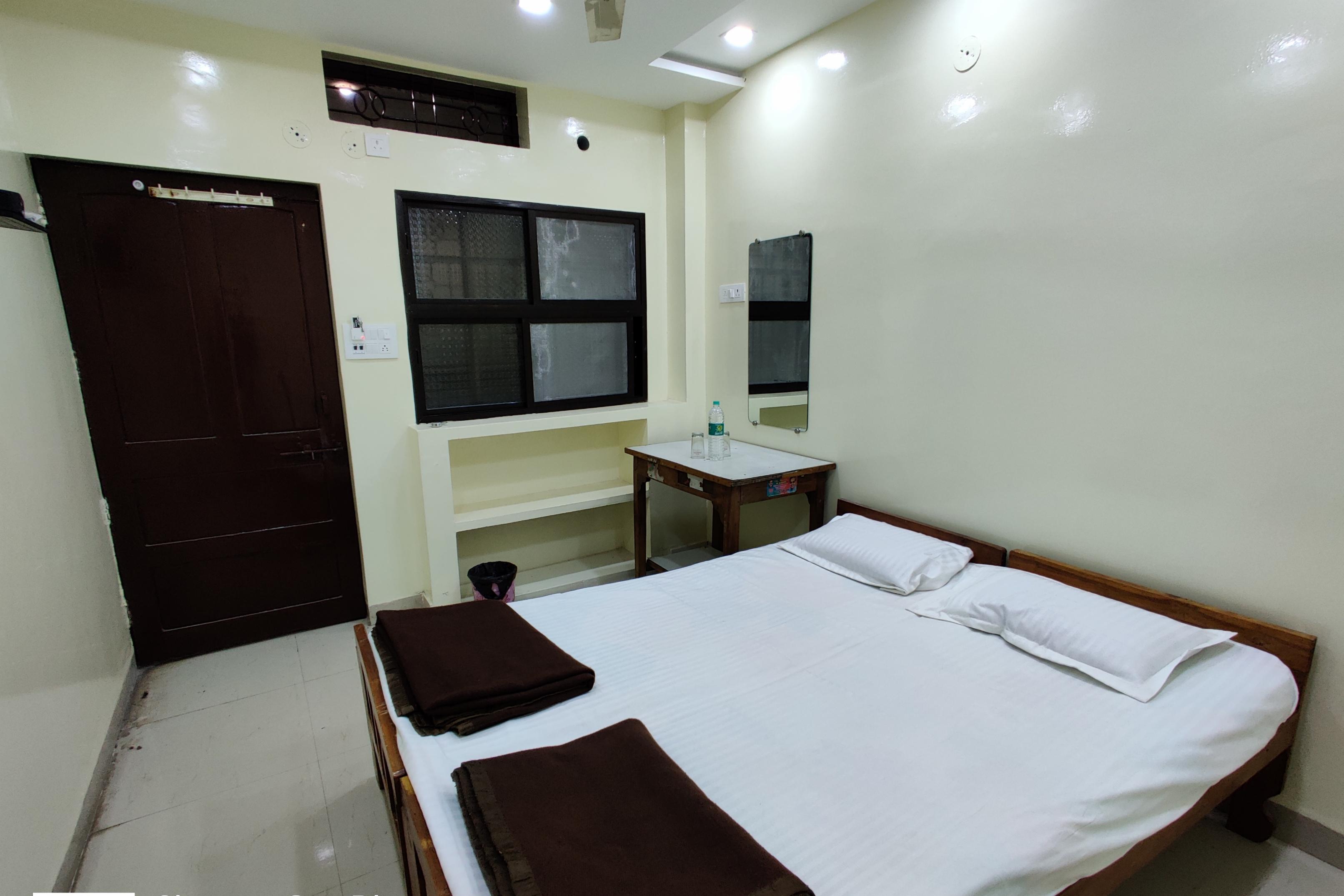 Hotel Pushpak Lodge - Tap to explore photos