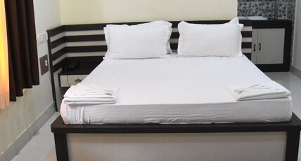 Bnson Blue Room Type - Deluxe AC (Queen)