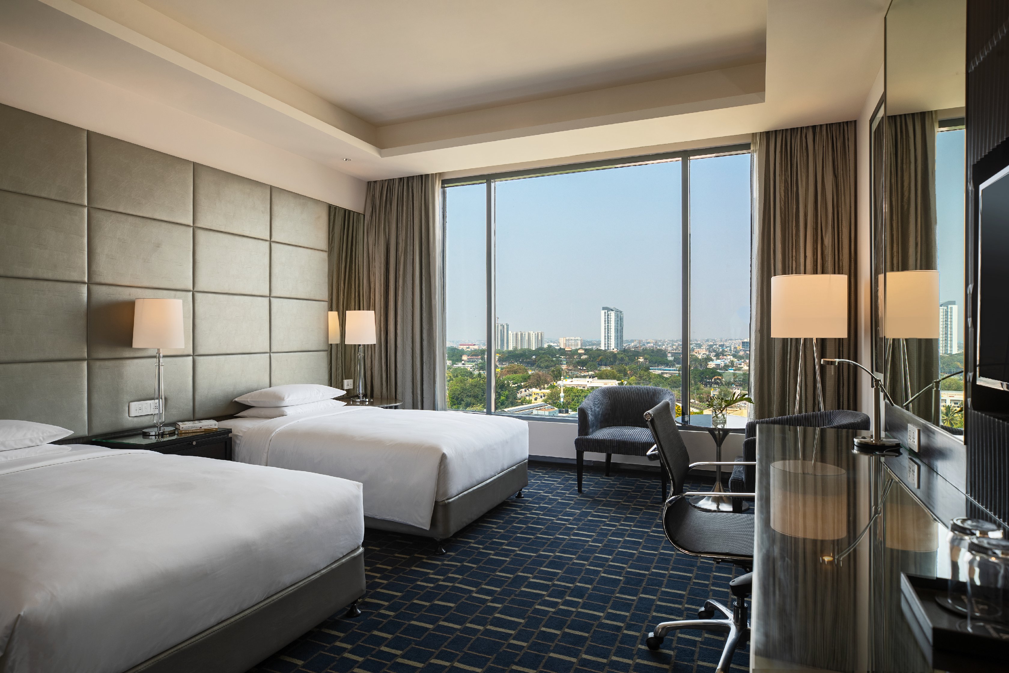 Renaissance Bengaluru Race Course Hotel Room Type - Guest Room, 2 Twin Beds with Bathtub