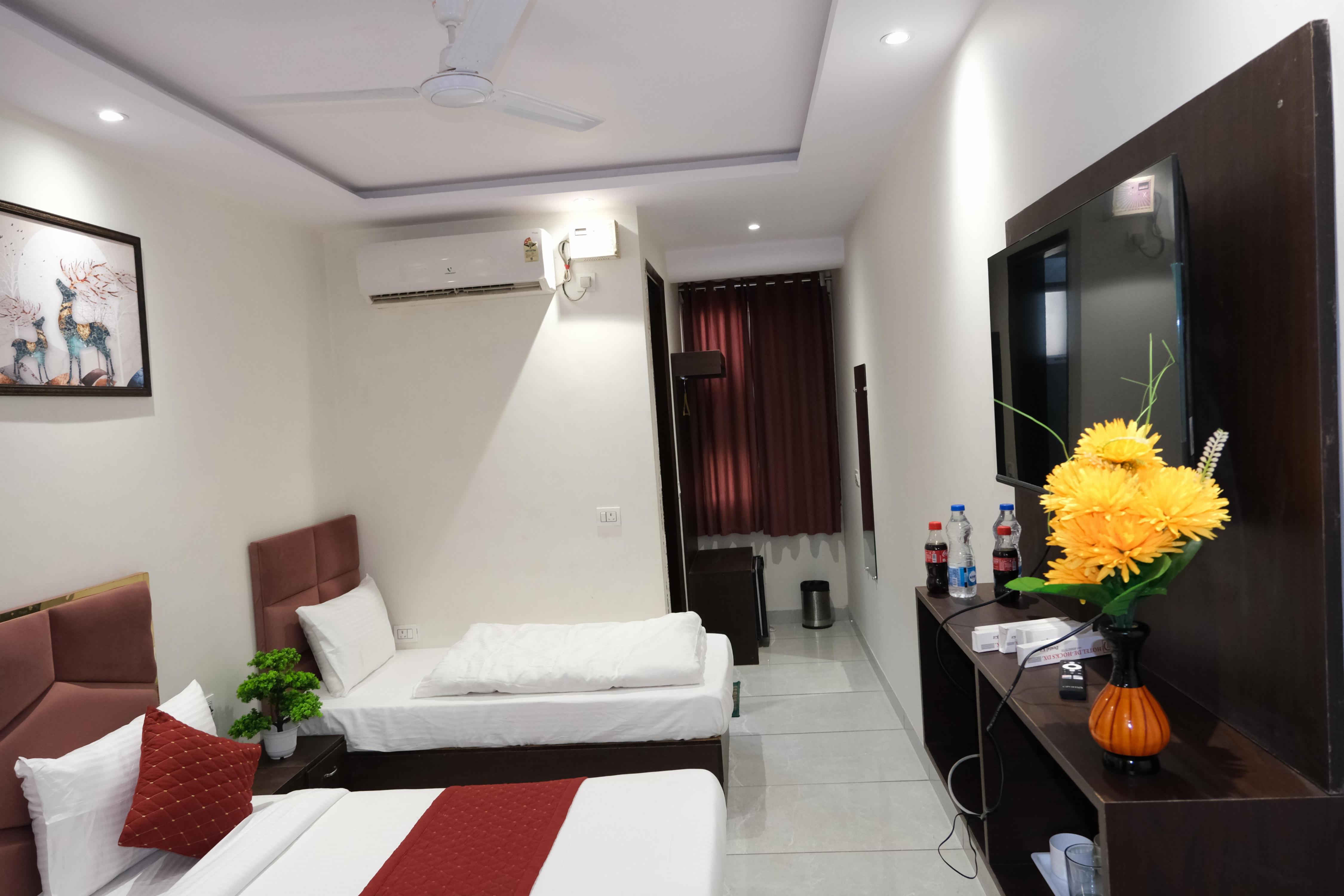 Hotel De Hocks Deluxe @ New Delhi Railway Station - Tap to explore photos