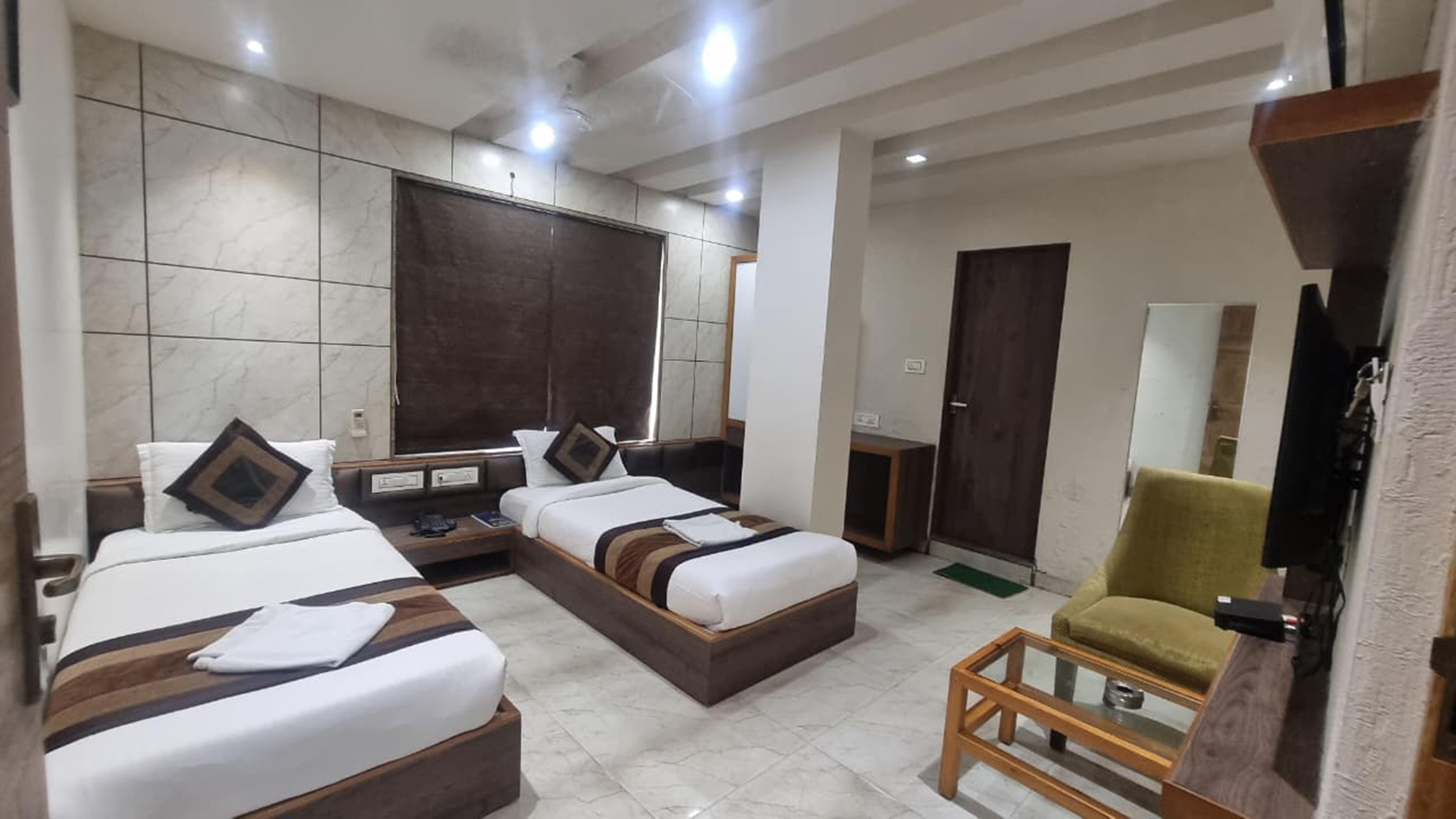Hotel Silver Pearl Room Type - DELUXE KING or TWIN BED ROOM