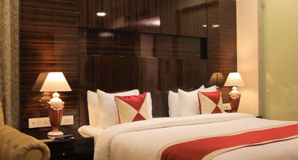 Hotel LA New Delhi Room Type - Deluxe Room with Work Desk