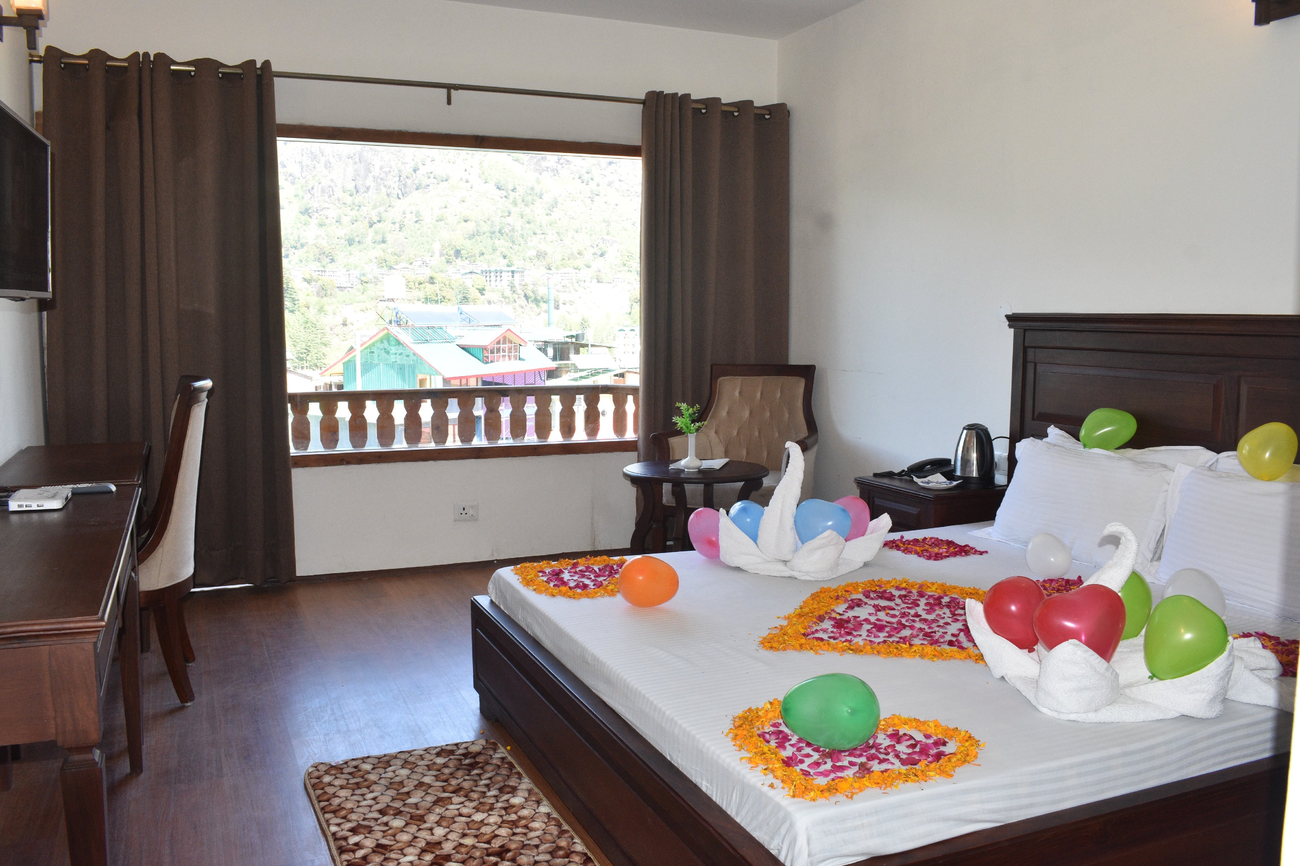 Hotel Alpas Room Type - Super Deluxe Room (With Private Balcony) Hotel Alpas Room Type - Super Deluxe Room (With Private Balcony)