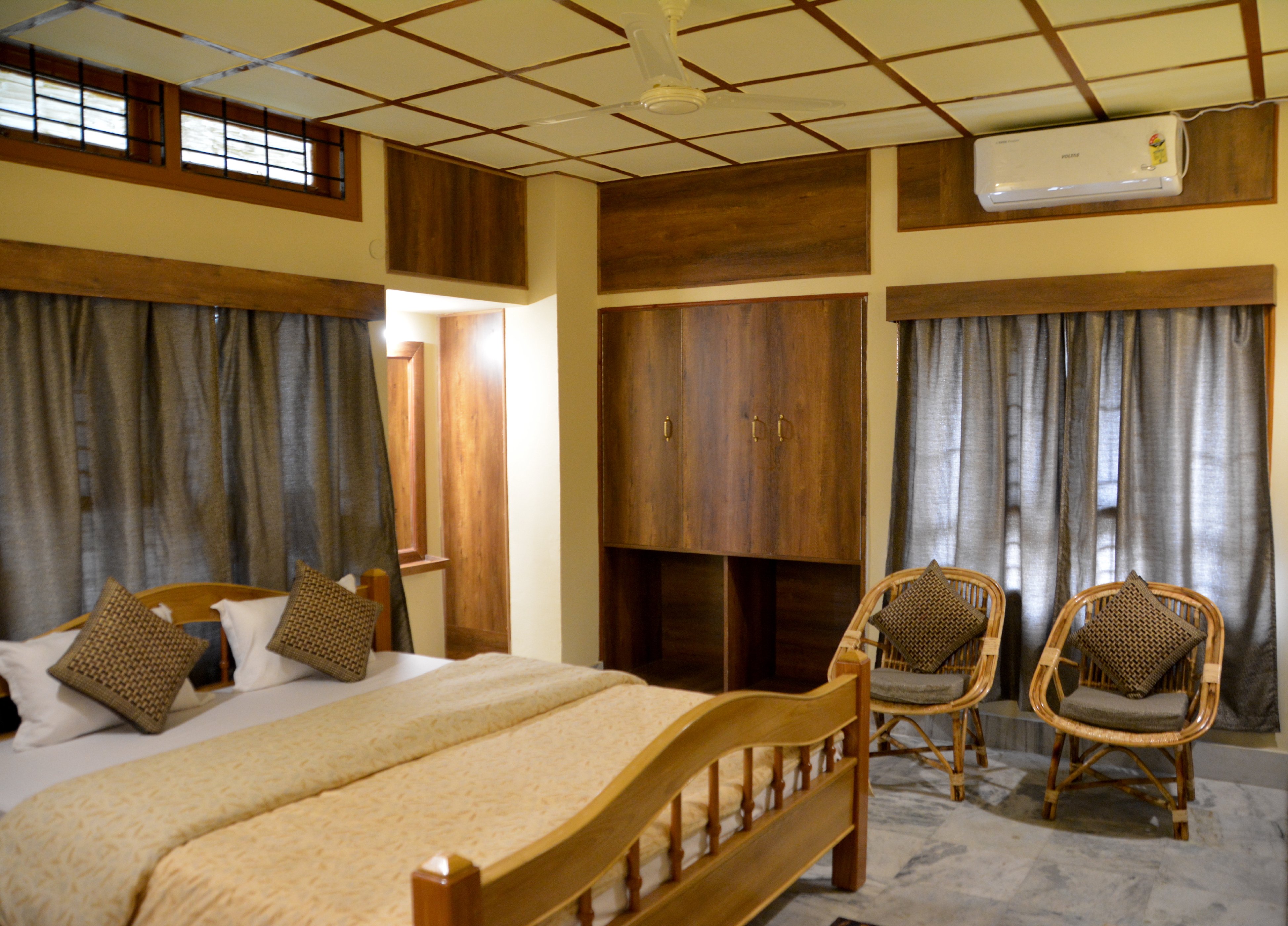 Nirvana Guest House - Tap to explore photos