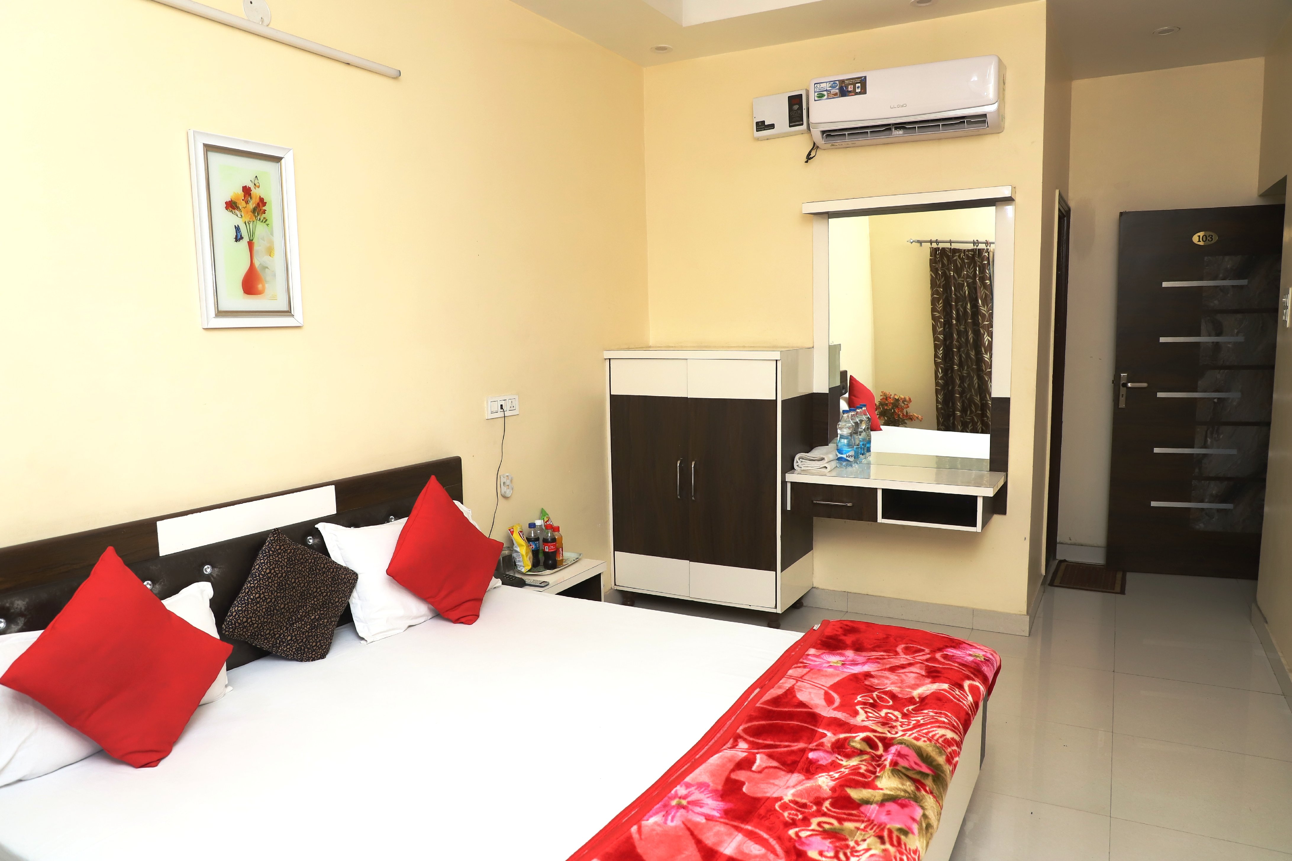 Hotel Royal Heritage - Tap to explore photos