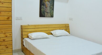 Nutz Backpackers Room Type - Private Deluxe King room with attached bathroom