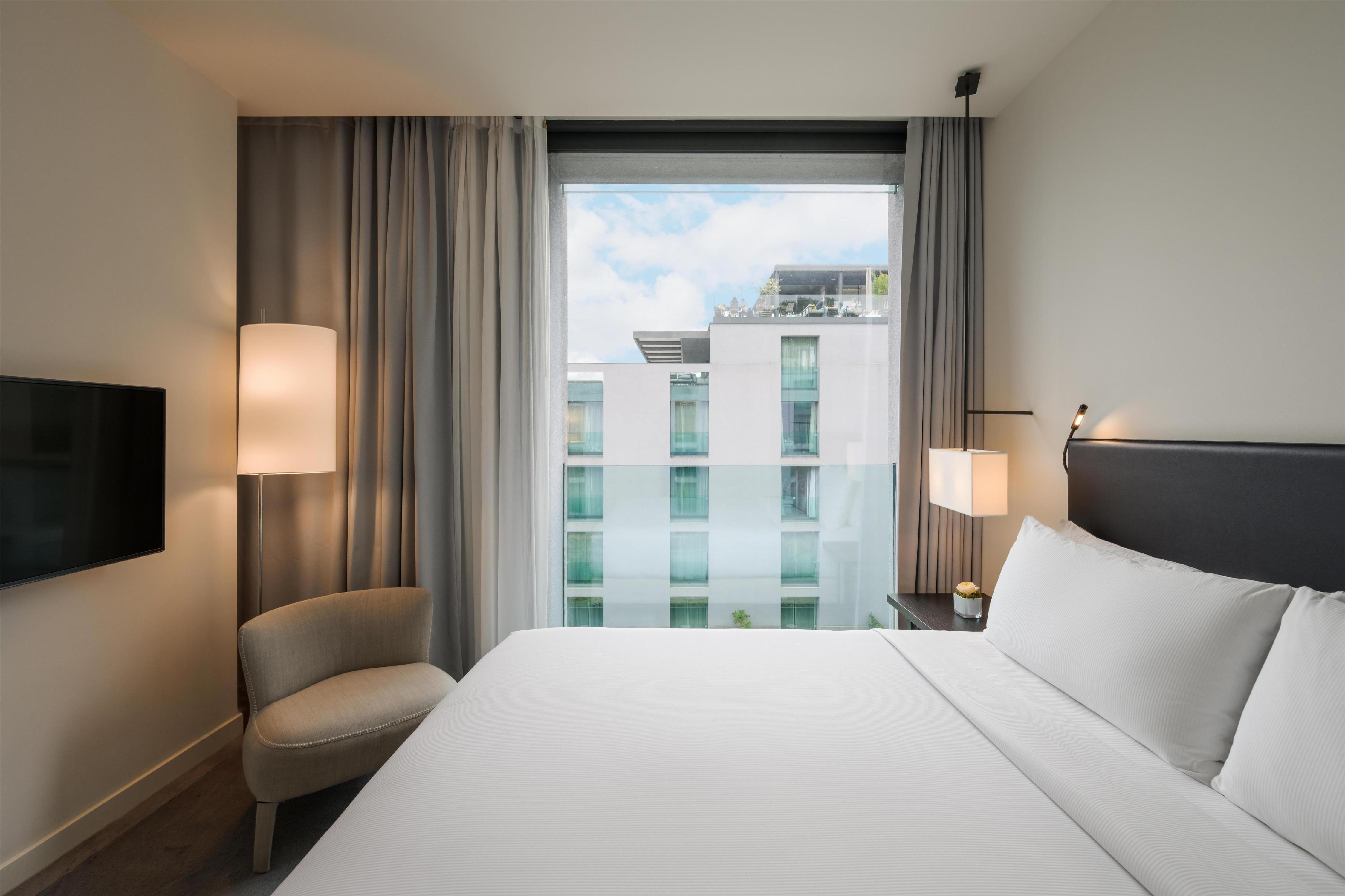 Hilton Lake Como Room Type - KING DELUXE COURTYARD VIEW