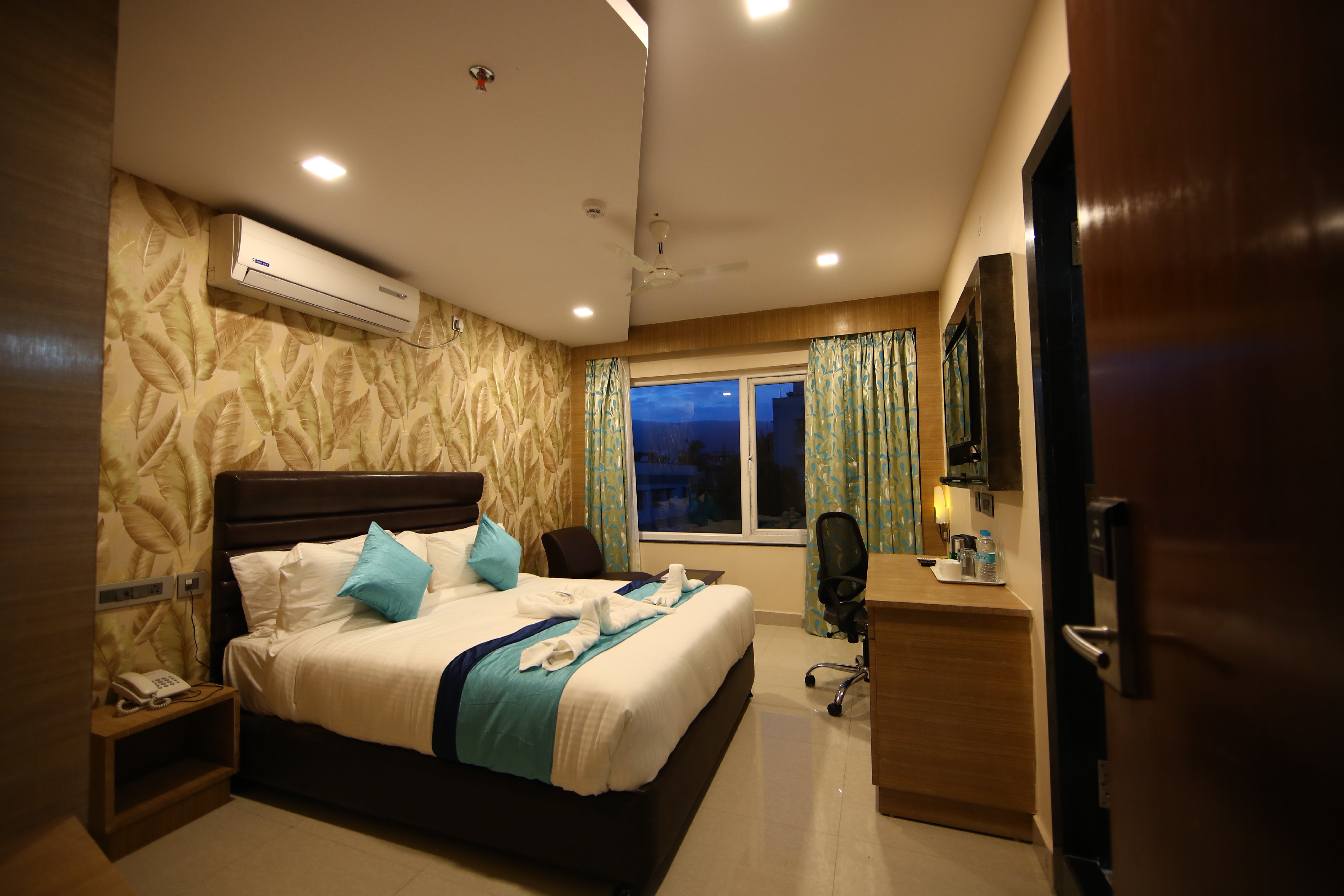 ROHHOTEL Room Type - Premium Room - King Bed