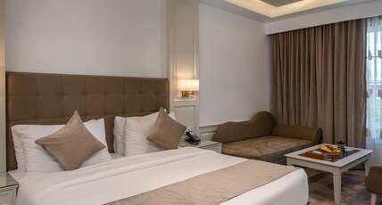 Hotel Grand Boulevard - Dal Lake View Room Type - Luxury suite with Bathtub