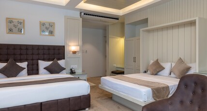 Hotel Grand Boulevard - Dal Lake View Room Type - Luxury Family Suite with Bathtub