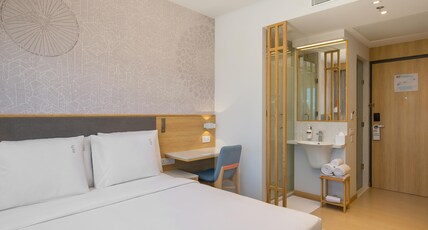 Holiday Inn Express Gurgaon Sector 50 Room Type - 1 Queen Standard High Floor