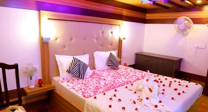 Kerala Luxury HouseBoat Room Type - Honeymoon Suite Full time AC( Sharing Houseboat) Kerala Luxury HouseBoat Room Type - Honeymoon Suite Full time AC( Sharing Houseboat)