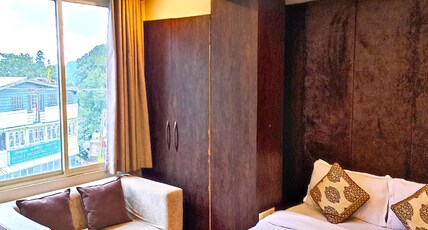 Hotel Queen Darjeeling Room Type - Deluxe room view
