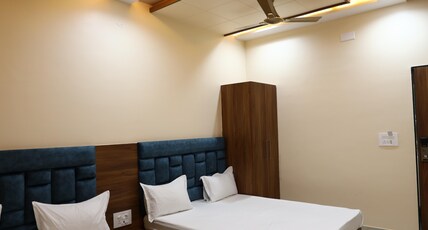 Ishwar Nain Hotel Room Type - AC Twin Bed Room