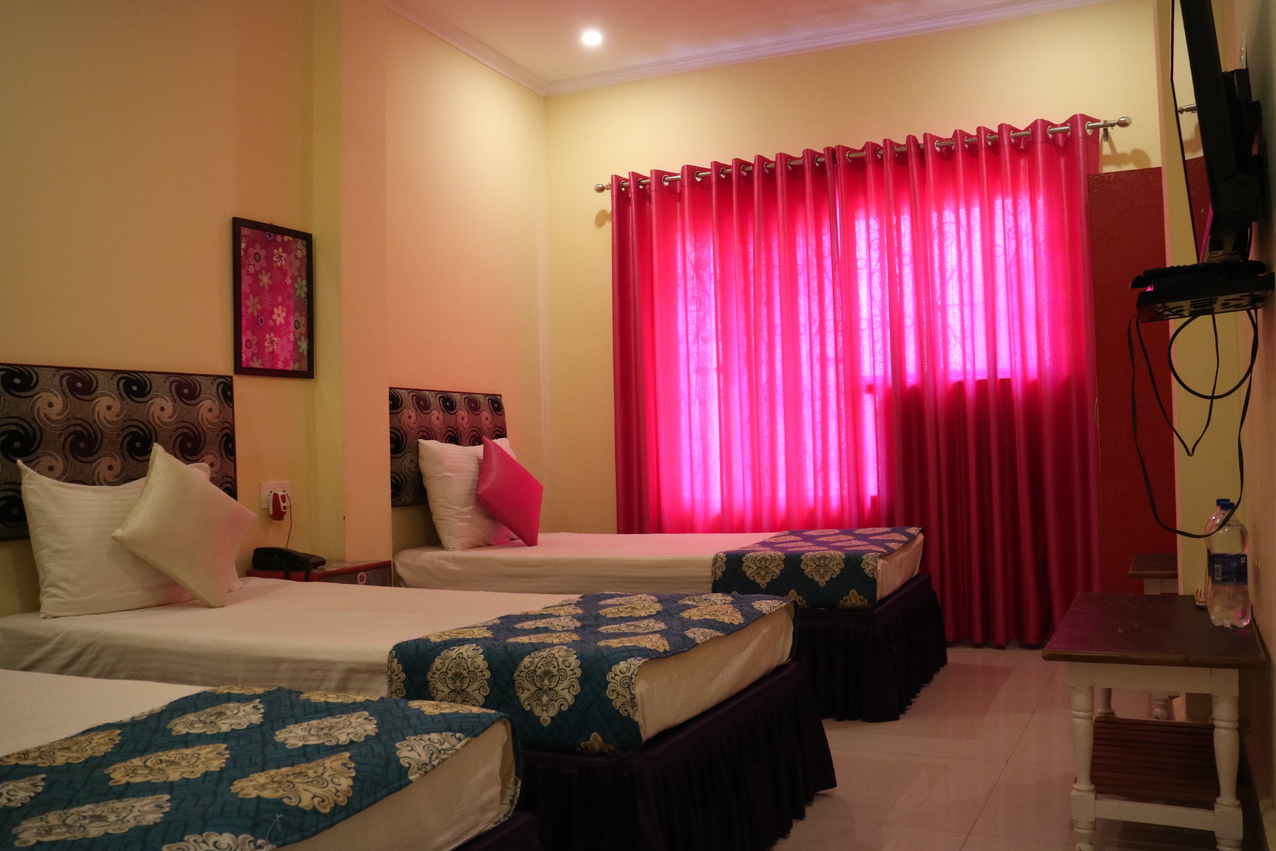 Hotel Samman - Tap to explore photos