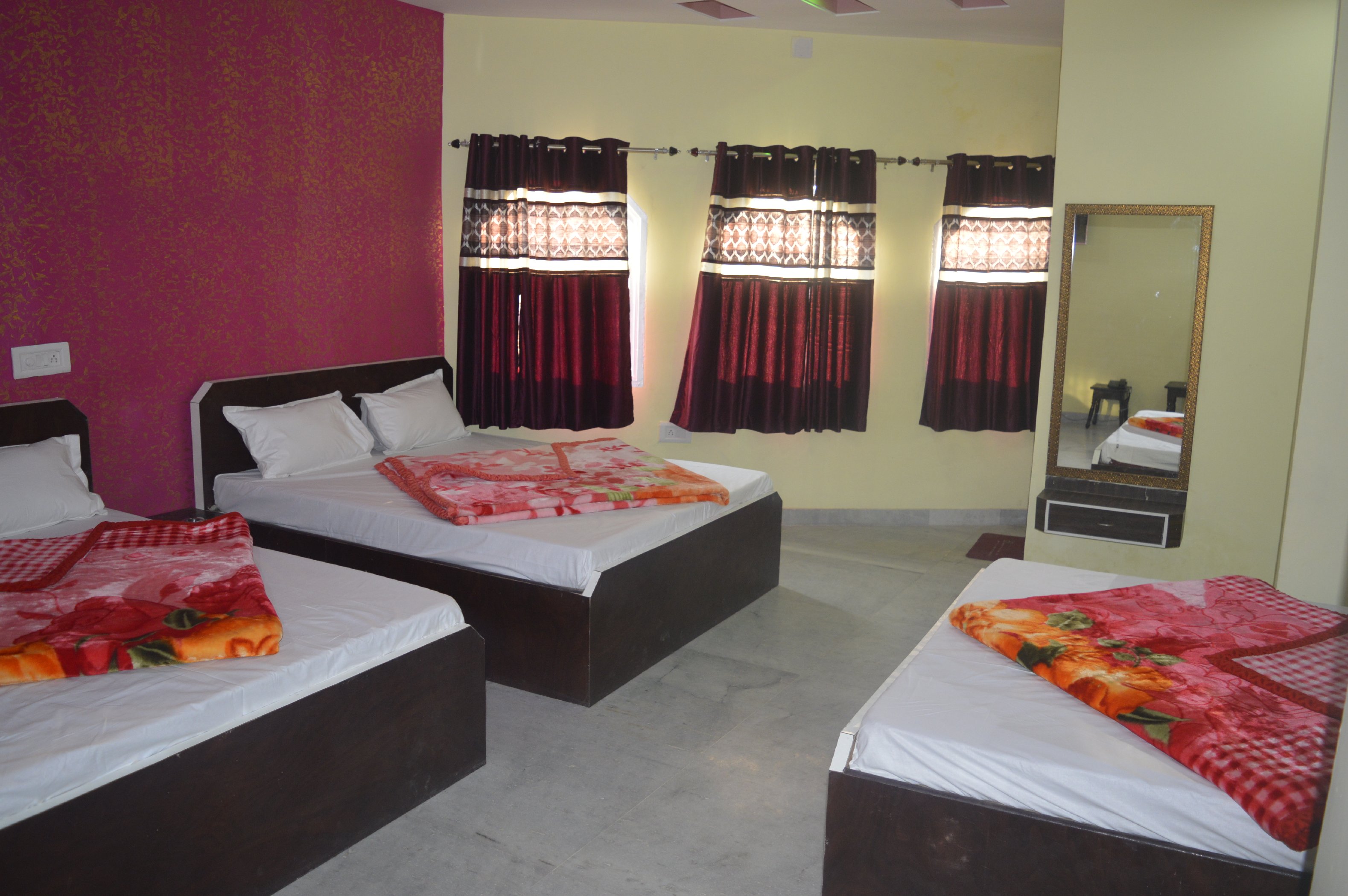 Hotel Gokul Palace Udaipole Room Type - classic six bed ac (family room)
