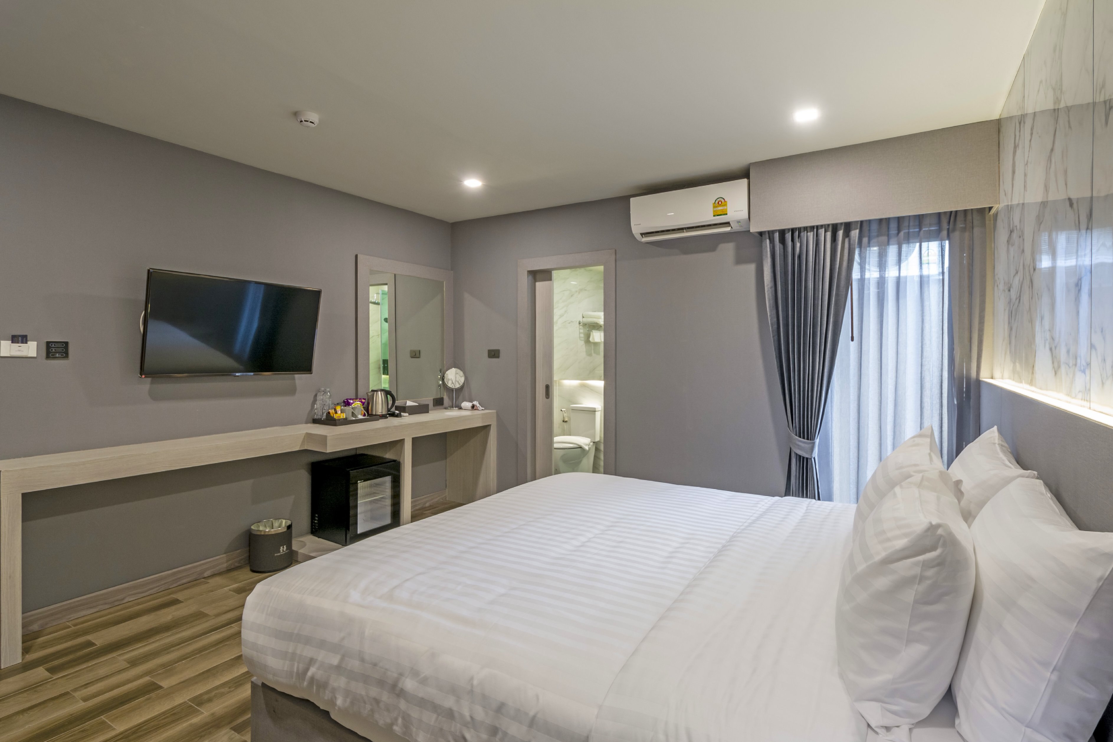 Hyde Park Hotel Bangkok - Tap to explore photos
