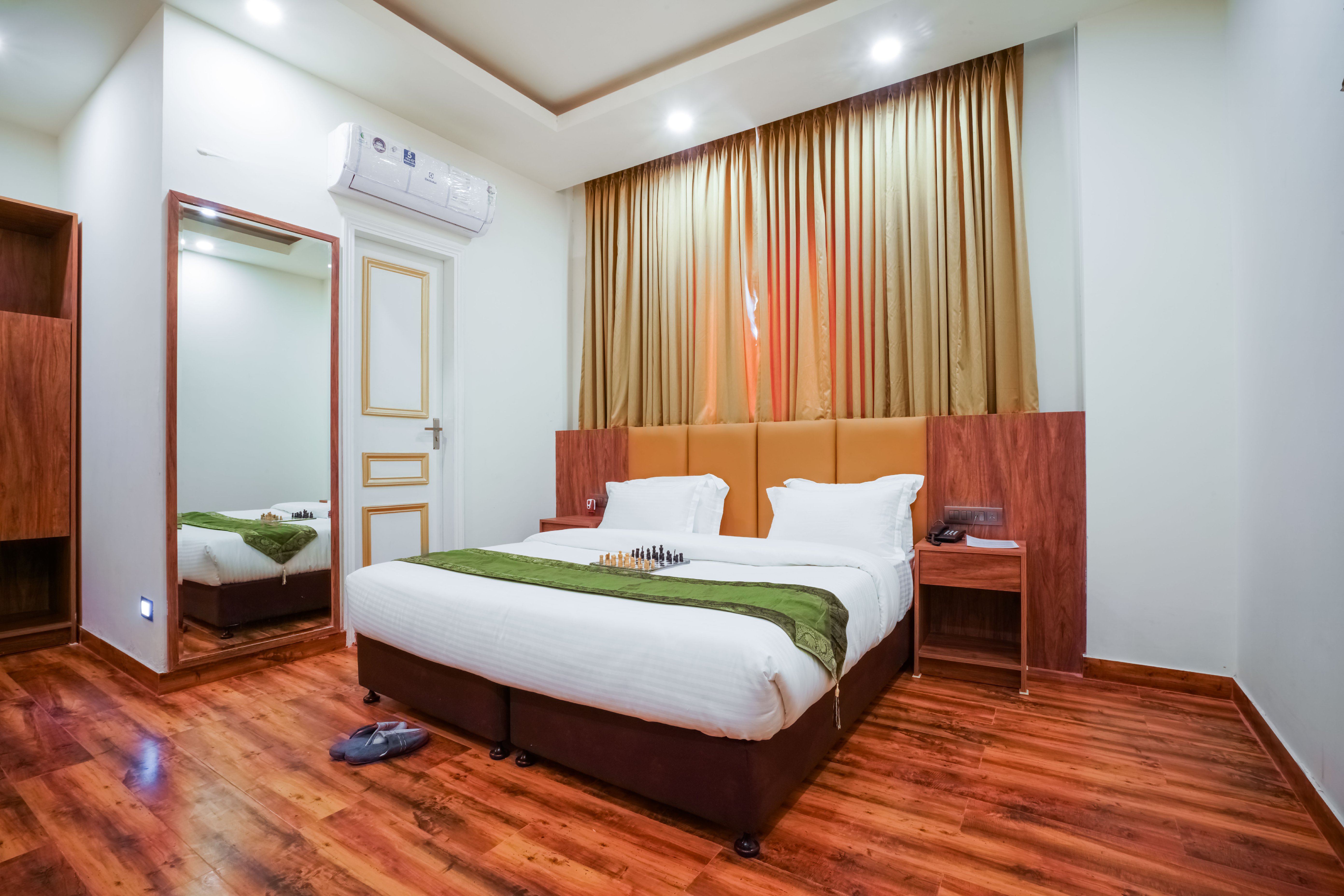 Hotel Evora,NSP-Near Punjabi Bagh Room Type - Deluxe Room with Work Desk