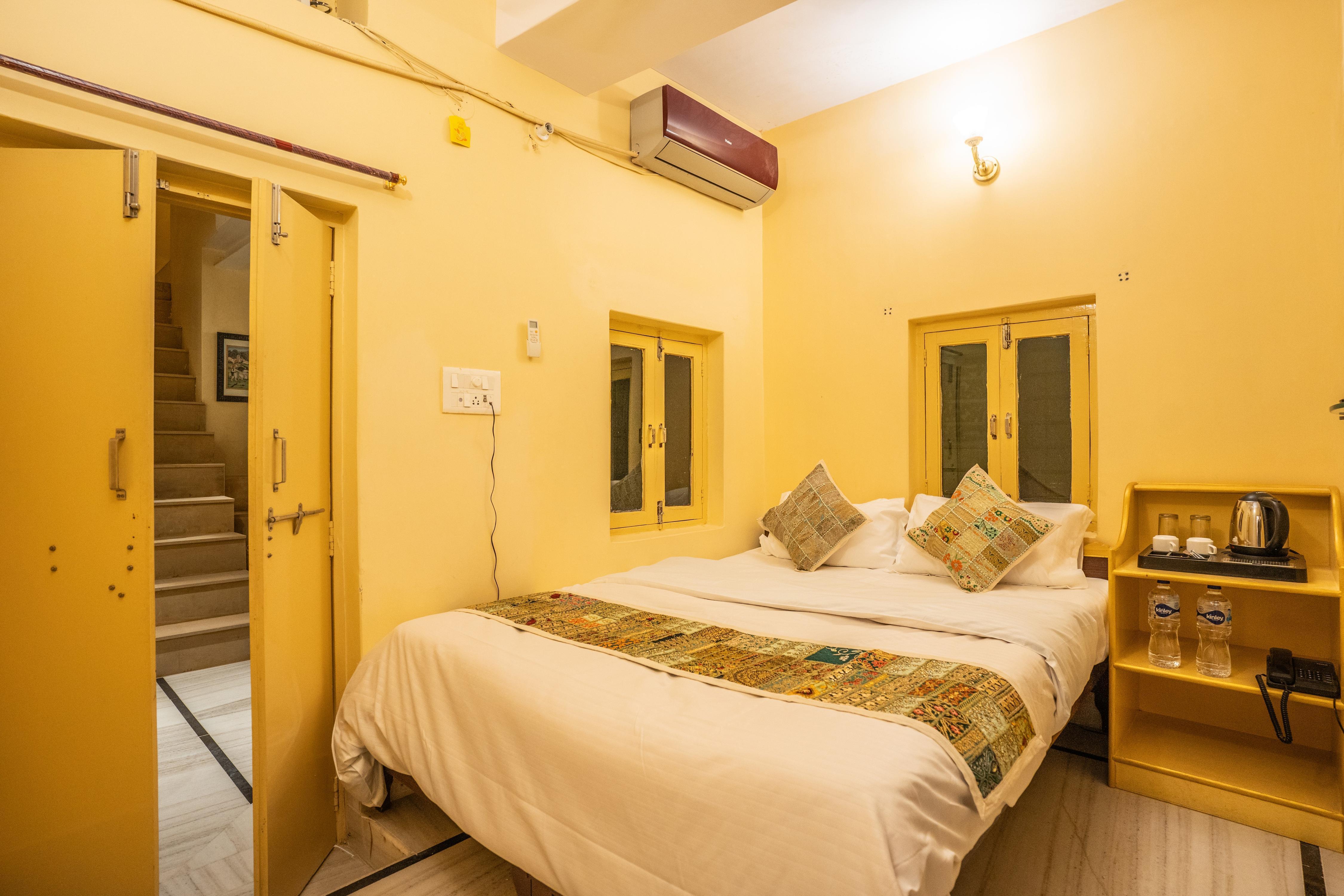 Hotel Himmat Niwas - Tap to explore photos