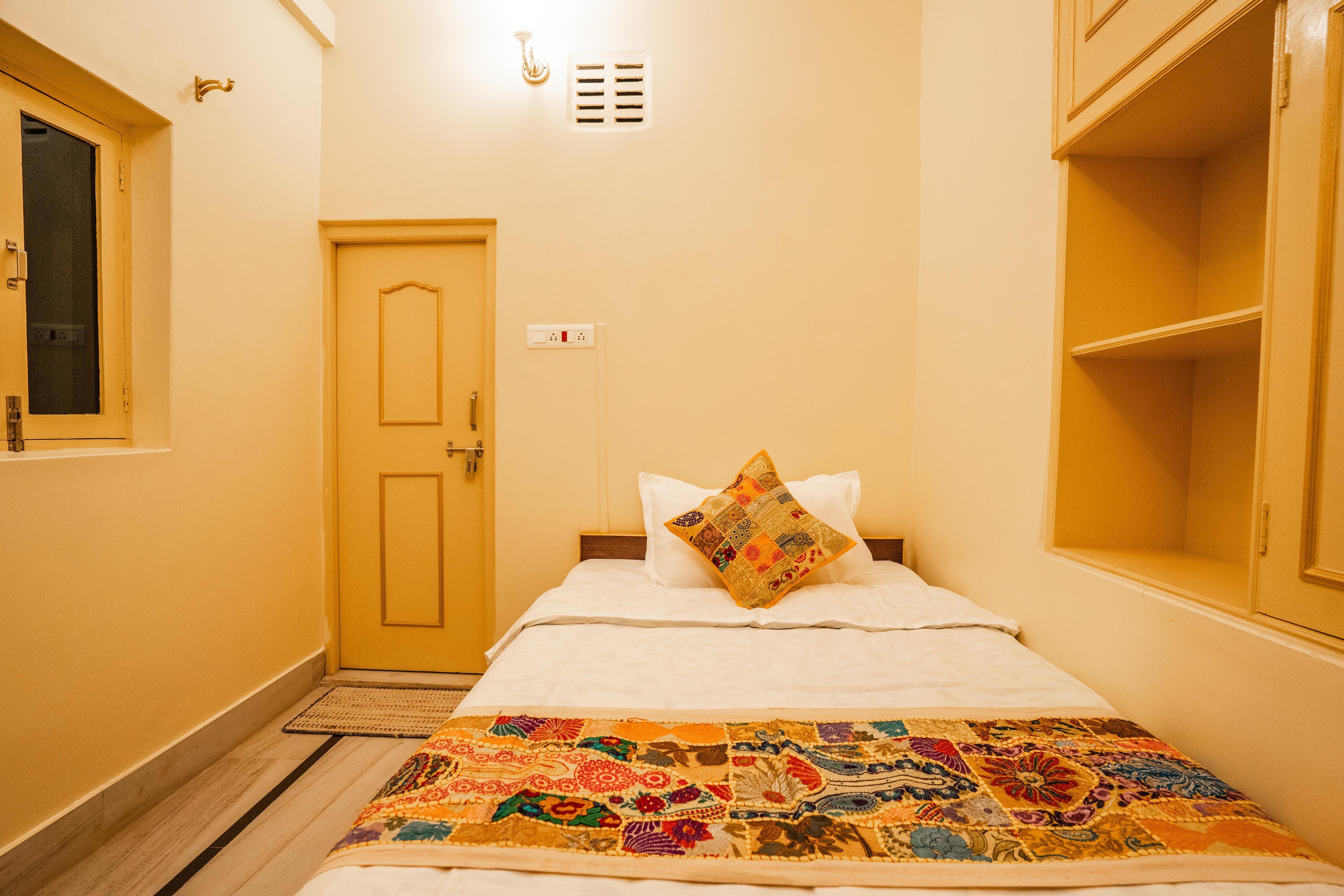 Hotel Himmat Niwas - Tap to explore photos