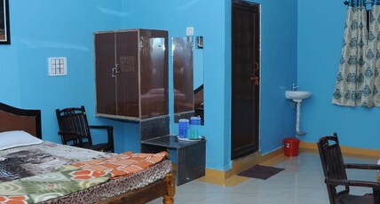 Hotel Sahana Palace Room Type - Non AC Super Delux(4 Bed)