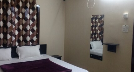Swasthi Homestay | Six Mile Room Type - AC CLASSIC ROOM