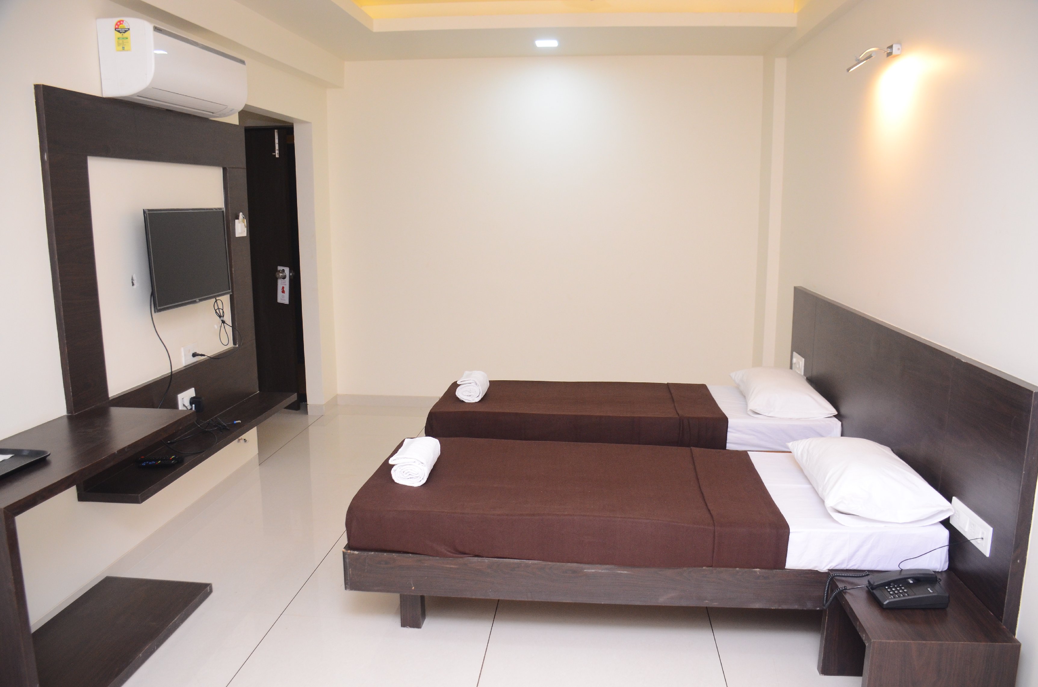 The Hotel Relax Room Type - Twin Room-AC