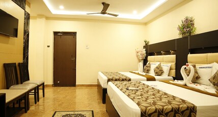 Hotel Ragavendra Room Type - AC Five bed Room
