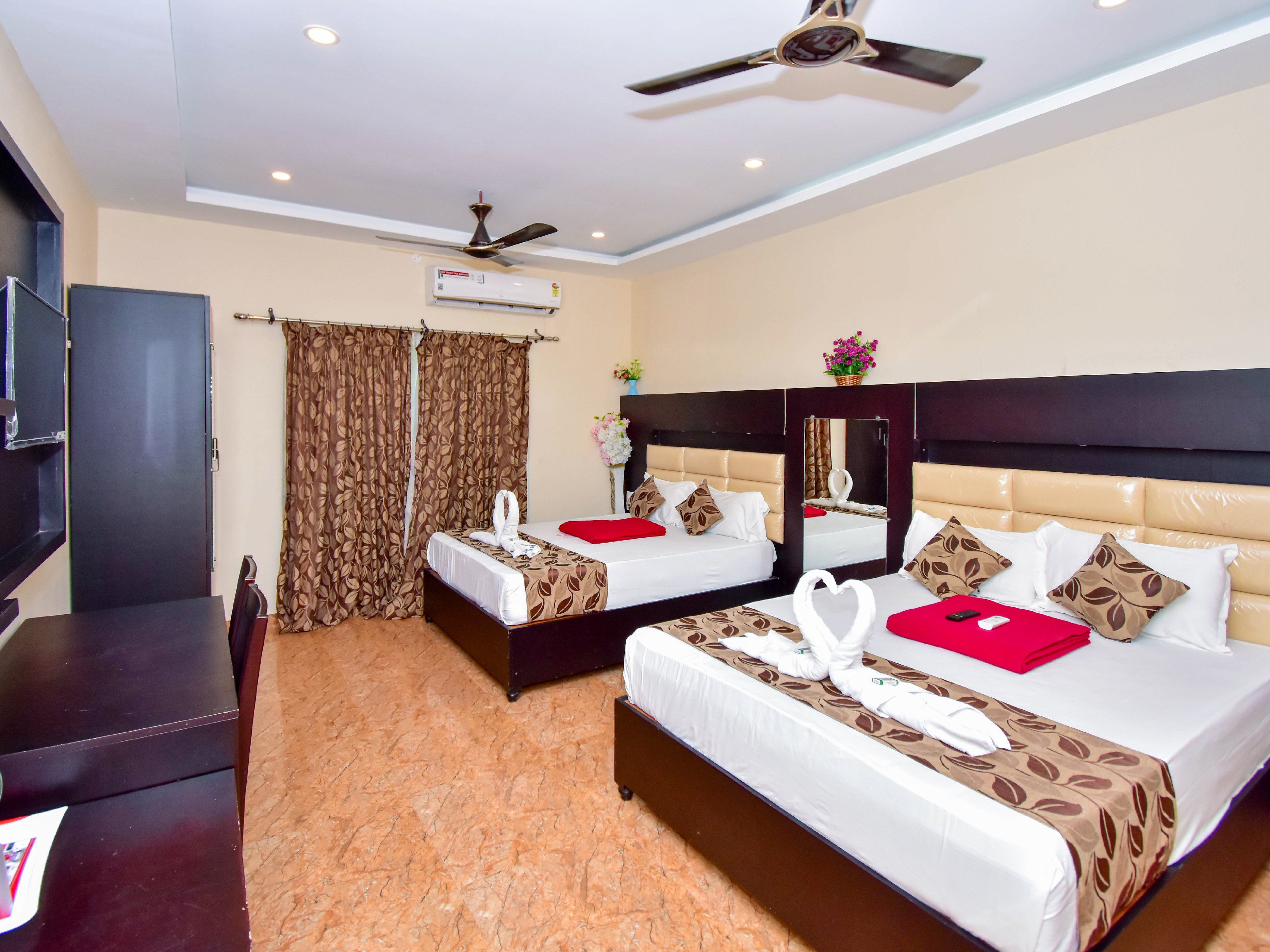 Hotel Ragavendra Room Type - AC Four bed room