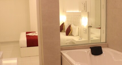 F Hotel -24hrs Checkin -Check-out Room Type - 24 HRS CHECKIN-CHECKOUT - Super Exotic Suite With Jacuzzi Bathtub Double Sized with with 1 Way Airpo