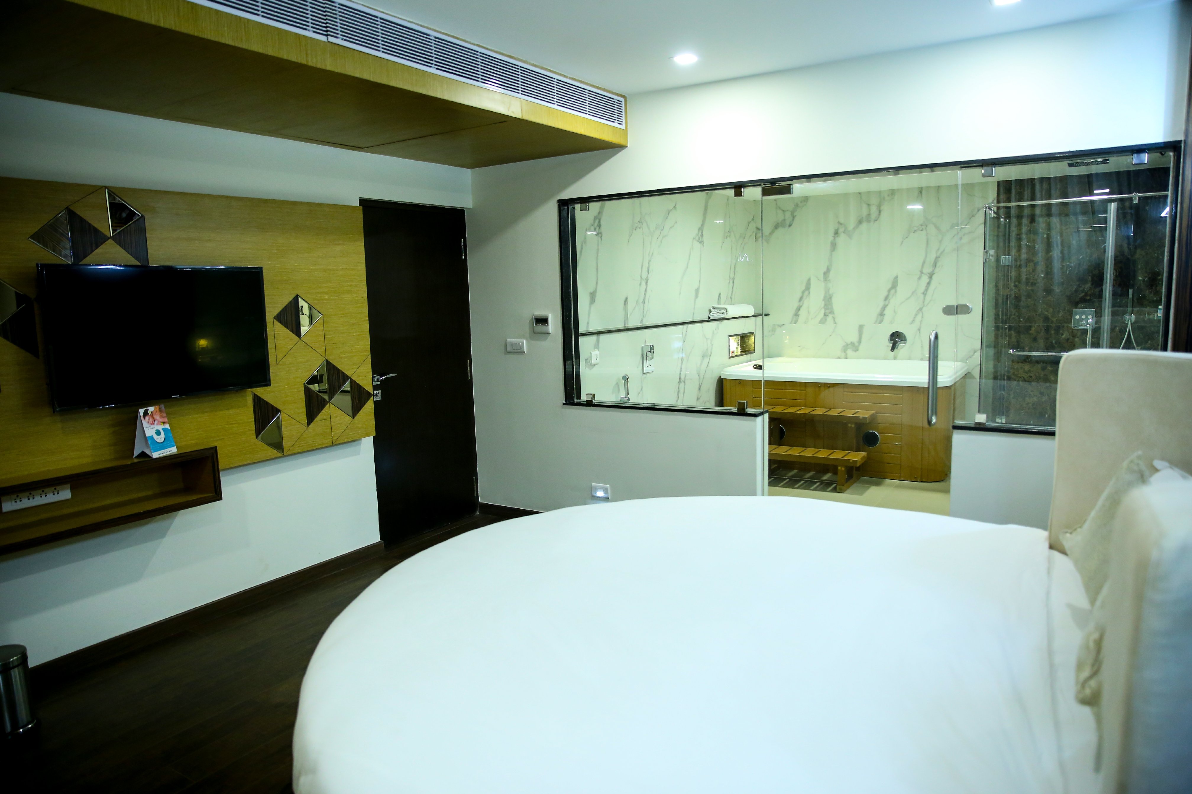 Hotel Blossoms Room Type - HONEYMOON SUITE WITH JACUZZI