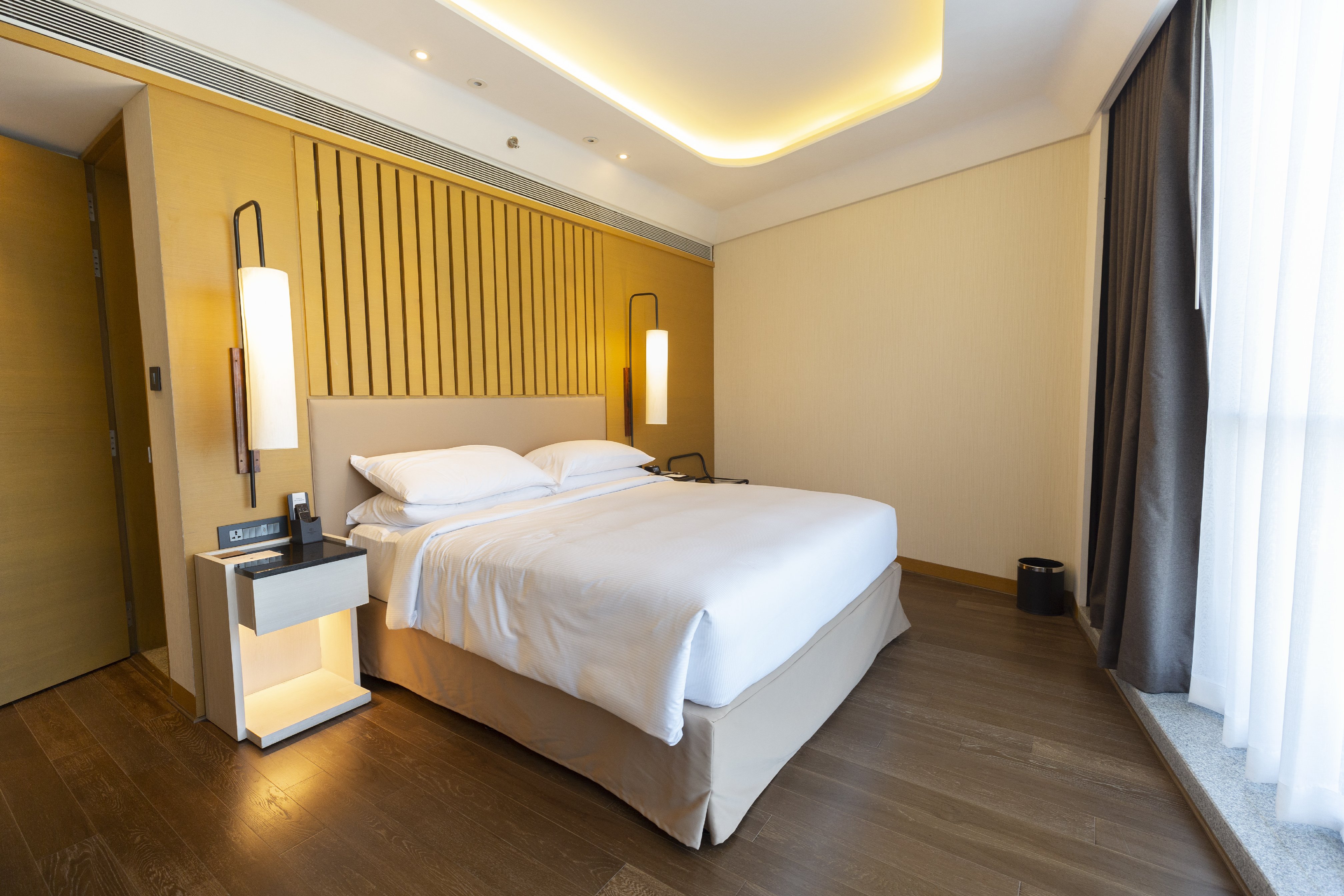 DoubleTree by Hilton Ahmedabad - Tap to explore photos